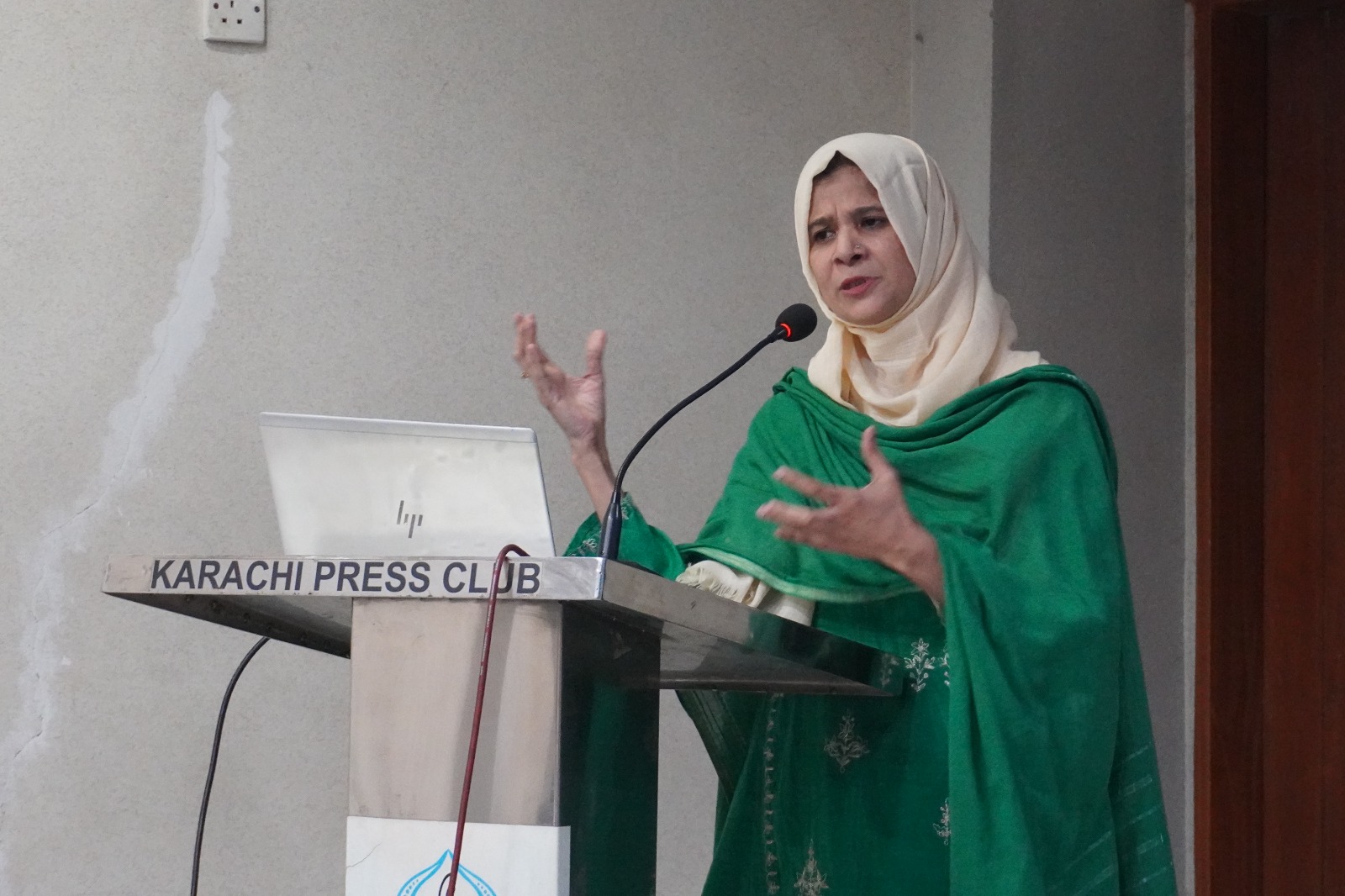 Shima Siddiqui addressing participants, sharing her journey in journalism and entrepreneurship at Karachi Press Club.
