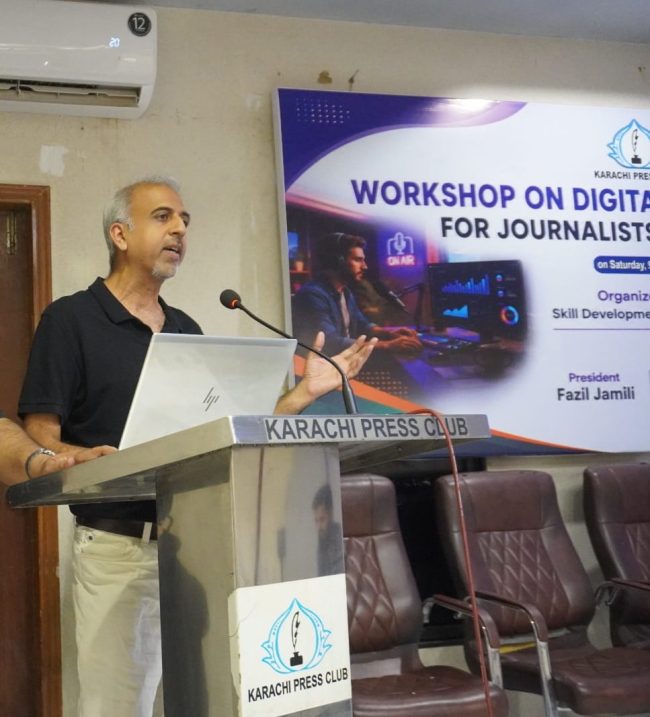 Tariq Habib addressing participants at Karachi Press Club during the digital entrepreneurship workshop, highlighting NIC Karachi’s initiatives.